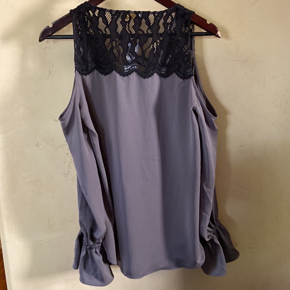 Sz XS Ramy Brook Gray Cold Shoulder Blouse w/Black Lace V Front - Picture 3 of 5